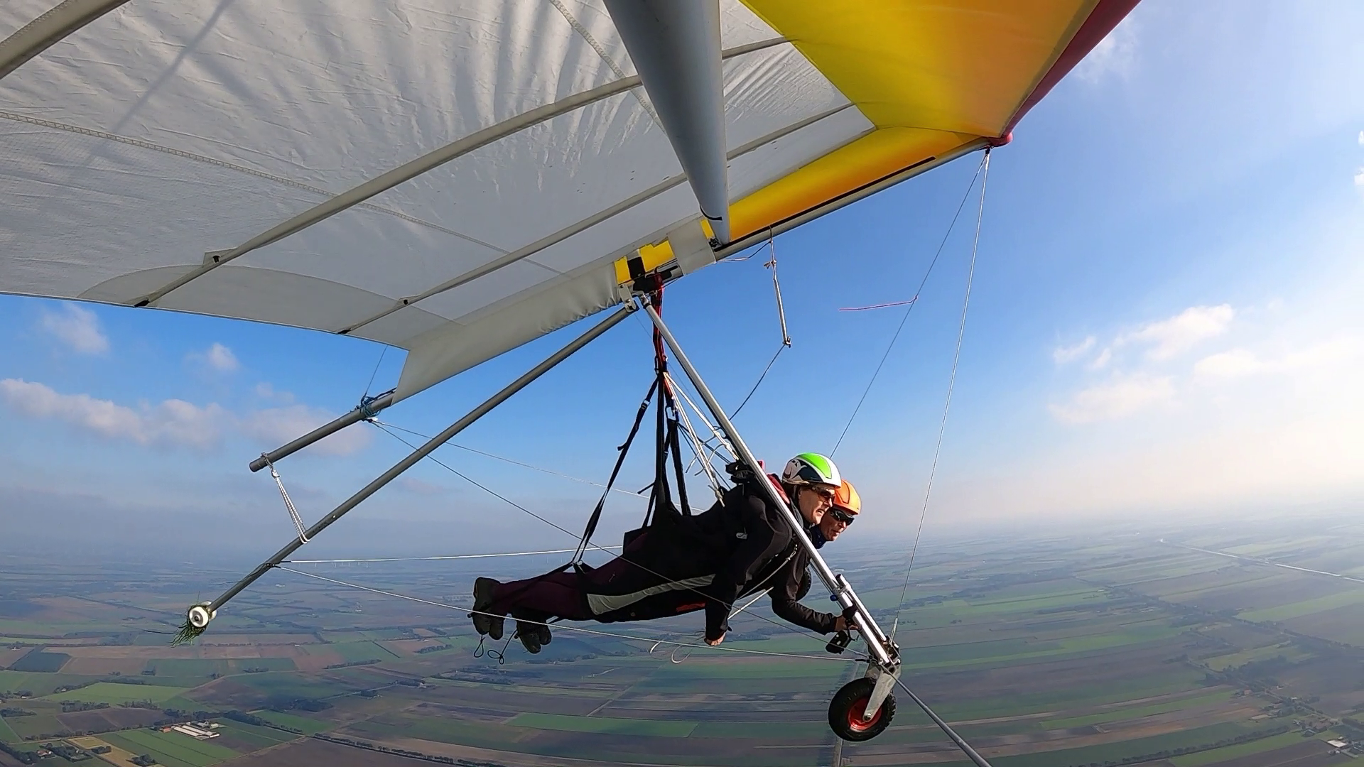 Duo deltavlieger hoog boven Nederland - Heleen met passagier